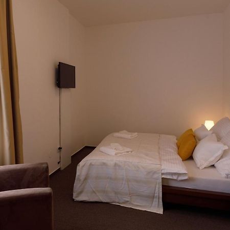 Litvan Sunset Apartments Ceske Budejovice Ngoại thất bức ảnh